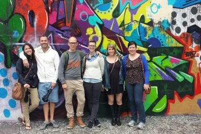 Erlebe bushwicks street art mit einem lokalen guide, entdecke über 50 murals, lausche den geschichten der künstler und schlendere durch brooklyns bunte lagerhausviertel. inklusive guide.