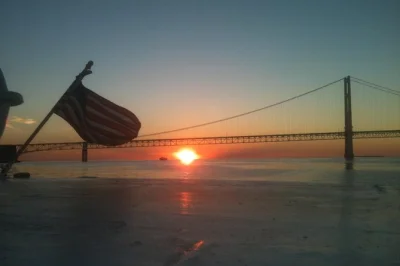 Disfruta de un crucero al atardecer desde mackinaw city mientras el sol se oculta tras el puente mackinac. guía local, comentarios en vivo y salidas flexibles incluidas.