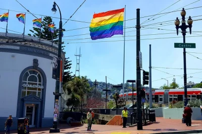 Découvrez le quartier castro de san francisco lors d’une visite à pied de 2 heures avec un guide local. plongez dans l’histoire, visitez la boutique de harvey milk et explorez plus de 20 lieux e