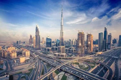 Découvrez dubai en 4x4 privé : burj khalifa, balade au gold souk, brise marine à jumeirah beach. prise en charge et conseils locaux inclus.