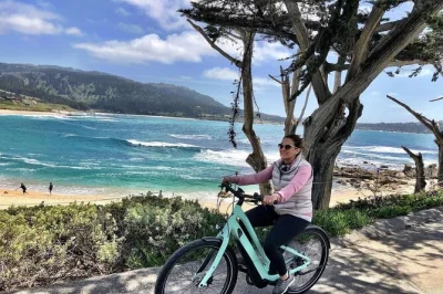 Scopri la 17-mile drive in e-bike da carmel-by-the-sea, con soste a pebble beach, lone cypress e avvistamenti di lontre marine. e-bike e casco inclusi.