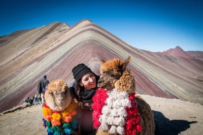Despierta temprano para una caminata en grupo a la montaña de colores desde cusco, con recogida en hotel, guía local, desayuno y almuerzo incluidos. vive de cerca esos colores que valen cada paso.