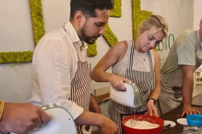 Aprenda a fazer fettucine fresquinho e tiramisù no centro de roma com o chef paolo, divirta-se com novos amigos e aproveite um bom vinho—ingredientes inclusos.