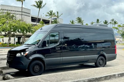 Honolulu flughafen: privater transfer zu hotels in waikiki, kreuzfahrthafen oder kahala. klimatisierter van, flexible abholung, lokaler fahrer, alle gebühren inklusive.