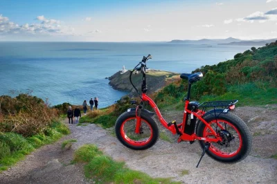 Erlebe eine e-bike-tour ab dublin entlang der howth-klippen, zum baily-leuchtturm, ruhigen küstenstraßen und gipfelpfaden. inkl. e-bike, helm und lokalem guide.