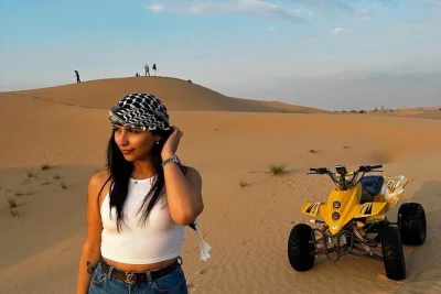 Vivez l’adrénaline du quad et du dune bashing dans le désert d’abu dhabi, puis détendez-vous avec un dîner bbq en live et des spectacles. prise en charge à l’hôtel et guide anglophone incl