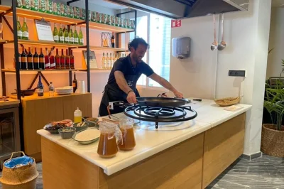 Découvrez séville avec une démo de paella, sangria fraîche et tapas locales. boissons à volonté, vue terrasse et show du chef inclus.