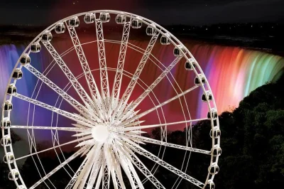 Erlebe den nervenkitzel der niagara falls vom höchsten skywheel kanadas mit ganzjährig klimatisierten gondeln und audioguide. inklusive einfachem zugang auf clifton hill.