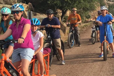 Sinta o vento no rosto pedalando uma e-bike assistida pela peavine trail em prescott, com vistas incríveis do watson lake e das formações rochosas granite dells. capacete incluso e devolução prá