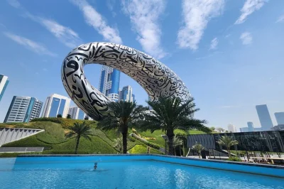 Découvrez dubai en privé : burj khalifa, souks d’or et d’épices, musée du futur, avec transfert hôtel et guide local inclus.