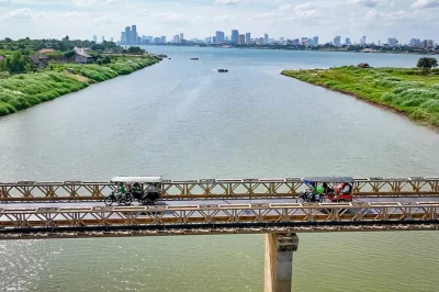 Desde phnom penh cruza el mekong en ferry, recorre en tuk-tuk los pueblos de la isla de la seda, conoce a los tejedores locales y disfruta de snacks típicos. recogida en hotel incluida para empezar s