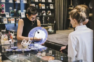 Découvrez la beauté apaisante du kintsugi à tokyo avec le maître taku. réparez votre poterie avec de l’or véritable, apprenez le wabi-sabi, et repartez avec votre création. tout le matériel 