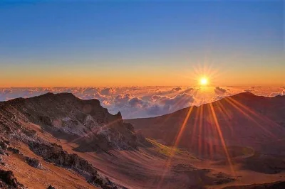 Erlebe den frischen morgen auf haleakala beim sonnenaufgang und radle 15 meilen bergab mit guide. inklusive ausrüstung, shuttle und stopp in makawao – abholung möglich.