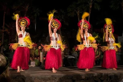 Vivi l’energia del luau di chief a oahu con danze col fuoco, accoglienza con lei e una cena hawaiana. include bevande, attività locali e accesso facilitato per sedie a rotelle.