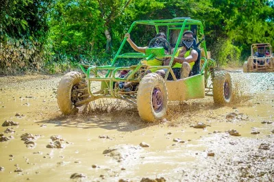 Disfruta conducir un buggy por el campo de punta cana, nada en una cueva de agua cristalina, relájate en playa macao y prueba café dominicano fresco—con traslado incluido.