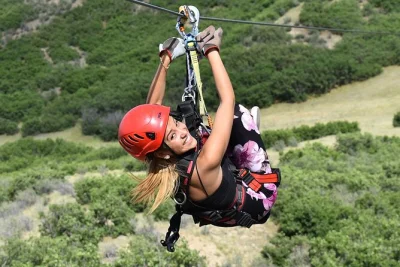 Erlebe den nervenkitzel bei colorados top-zipline-tour nahe denver. fliege über offene landschaften, begleitet von einheimischen, mit kompletter ausrüstung und wenig wartezeit in kleinen gruppen.