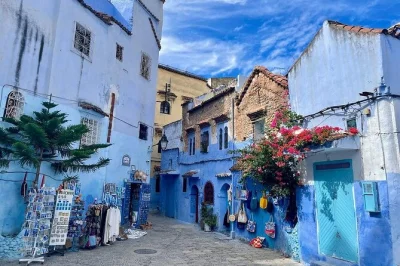 Chefchaouen mit seinen blauen gassen, ras el-maa wasserfall und panoramablick – inklusive abholung in fès und lokaler führung. erlebe marokkos farben an einem tag.