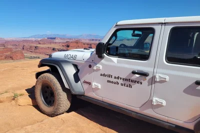 Feel the thrill of canyonlands by 4x4 from moab, with switchback drives, ancient rock art, and colorado river views—includes snacks, guide, and seat rotation.
