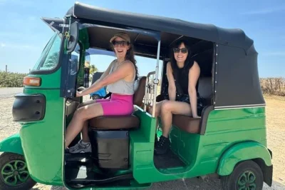 Explore colombo de tuk-tuk visitando templos, mercados e parques. inclui lanches, água de coco verde e guia local simpático com horário flexível.