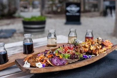 Descubra as vinícolas de central otago saindo de queenstown, com degustações, almoço preparado em barril e visita guiada à maior caverna de vinhos da nova zelândia. transporte e especialista loc