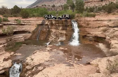 Upper Toquerville Falls jeep tour: Nade sob a cachoeira
