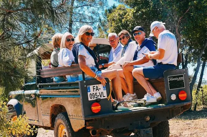 Vigneti di Provenza in 4x4 con degustazione e Land Rover d’epoca