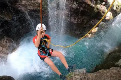 Canyoning dans la gorge de Kourtaliotiko avec rappel et saut
