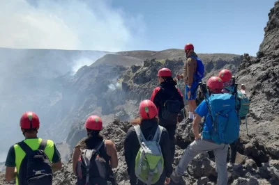 Comece sua aventura no etna pelo rifugio sapienza, suba de teleférico e 4x4, faça uma caminhada guiada até as crateras do cume e desça passando por fumarolas de enxofre. equipamento de trekking in