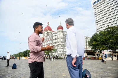 Descubre mumbai desde sus iconos coloniales hasta el vibrante corazón de dharavi. tour privado con historias reales, recogida en hotel y entradas incluidas.