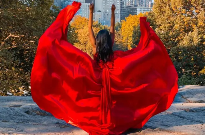 Brooklyn Bridge flying-dress photoshoot: Pro photos 15–60 min