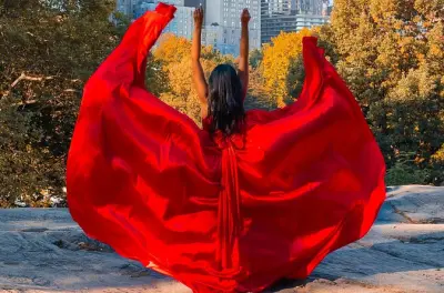 Brooklyn Bridge flying-dress photoshoot: Pro photos 15–60 min