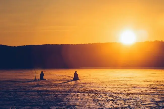 Pêche sur glace à Levi : Tradition arctique en petits groupes