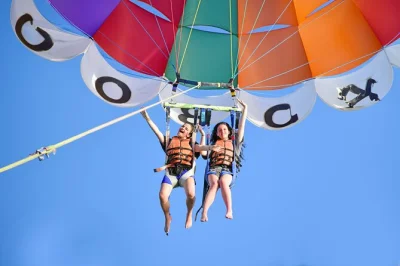 Sinta a emoção do parasailing na costa do mar vermelho em sharm el sheikh, com transfer privativo, equipe local simpática, passeio de barco e acesso à praia.
