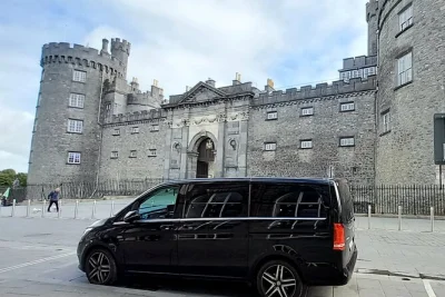 Reserve um tour privado de carro de dublin ao castelo de kilkenny e waterford crystal. inclui ingressos, transporte de luxo e almoço local. busca no hotel disponível.