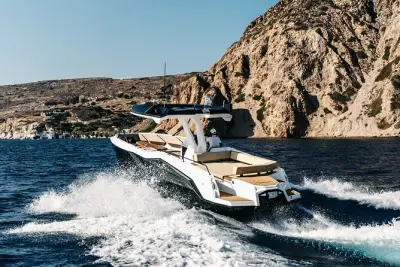 Tour in yacht a Milos: Kleftiko, Sarakiniko e Poliegos