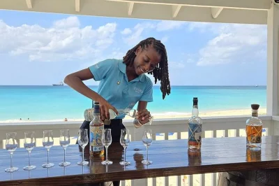 Disfruta del ron de barbados frente al mar, prueba cuatro rones únicos con guía local y relájate en brighton beach club con cóctel de bienvenida, silla y sombrilla incluidos.