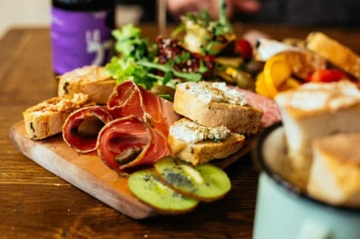 Comece no campo de' fiori, prove mozzarella de búfala, gelato e muito mais em um tour privado de comida em roma. inclui 10 degustações, guia local e pontos turísticos entre as paradas.