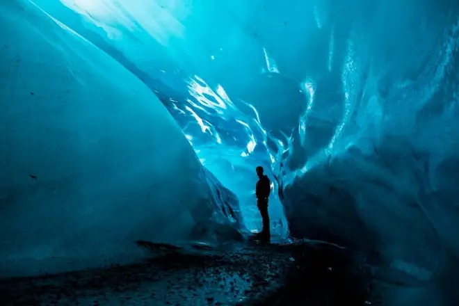 Glaciar Bogdanovich desde Almaty: Caminata por cuevas de hielo