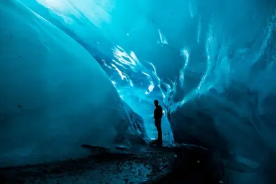 Bogdanovich-Gletscher ab Almaty: Wanderung in Eishöhlen