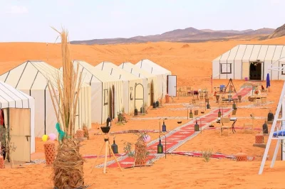 Erlebe den sonnenaufgang in merzouga, reite auf kamelen über goldene dünen und schlafe in einem luxuriösen sahara-zelt mit eigenem bad. inklusive abholung, hotelübernachtung und berber-musikabende