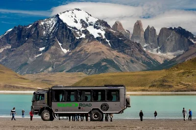 Erlebe einen ganztagesausflug von el calafate nach torres del paine mit 4x4, inklusive hoteltransfer, grenzformalitäten und mittagessen an einem wasserfall – patagonien hautnah.
