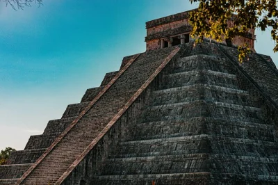 Descubre las calles amarillas de mérida, nada en el refrescante cenote ik kil y explora las ruinas de chichén itzá con guía y almuerzo regional incluido.