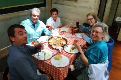 Commencez votre soirée à madrid avec un dîner tapas local, flânez dans les places historiques et écoutez les anecdotes d’un guide bilingue. dîner, dégustations et boissons inclus.