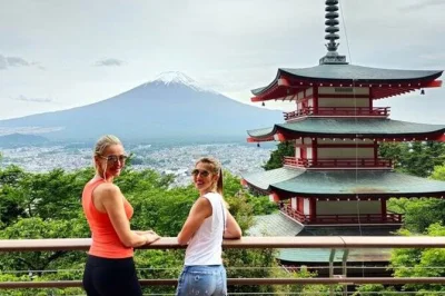 Découvrez le mont fuji en excursion privée depuis tokyo avec un guide anglophone, arrêts flexibles comme le lac kawaguchi, la pagode chureito, et prise en charge à l’hôtel incluse.