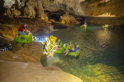 Erlebe belize bei einer höhlen-tubing-tour durch uralte höhlen, wandere durch den dschungel und genieße ein leckeres picknick. inklusive ausrüstung, eintritt und lokalem guide.