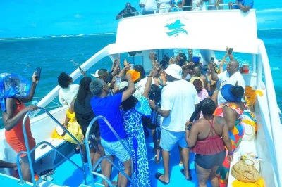 Sinta a vibe caribenha em punta cana com uma festa de hip hop no barco—bebidas liberadas, dj ao vivo, parada na areia para nadar e transporte incluso. diversão garantida para adultos.