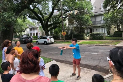 Entdecke den garden district in new orleans bei einem geführten spaziergang – bewundere promi-villen, erfahre spannende geschichten über alte rivalitäten und schlendere unter mächtigen live oaks