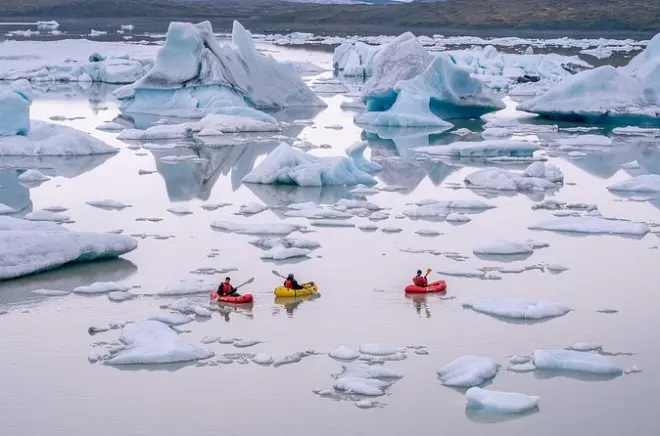 Kayaking Fjallsárlón Glacier Lagoon: Paddle among icebergs