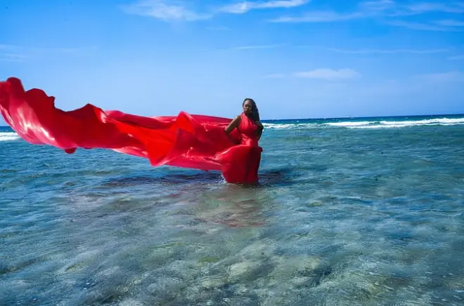 OceanShoot Flying Dress in Montego Bay: Auf dem Wasser stehen