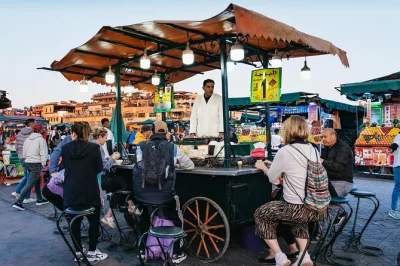 Erlebe die medina von marrakesch bei nacht auf einer privaten tour. schlendere über den djemaa el-fna, probiere oliven, genieße minztee und flexible abholoptionen.